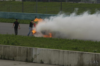 Illustration for article titled Porsche Carrera GT Burns In Shanghai